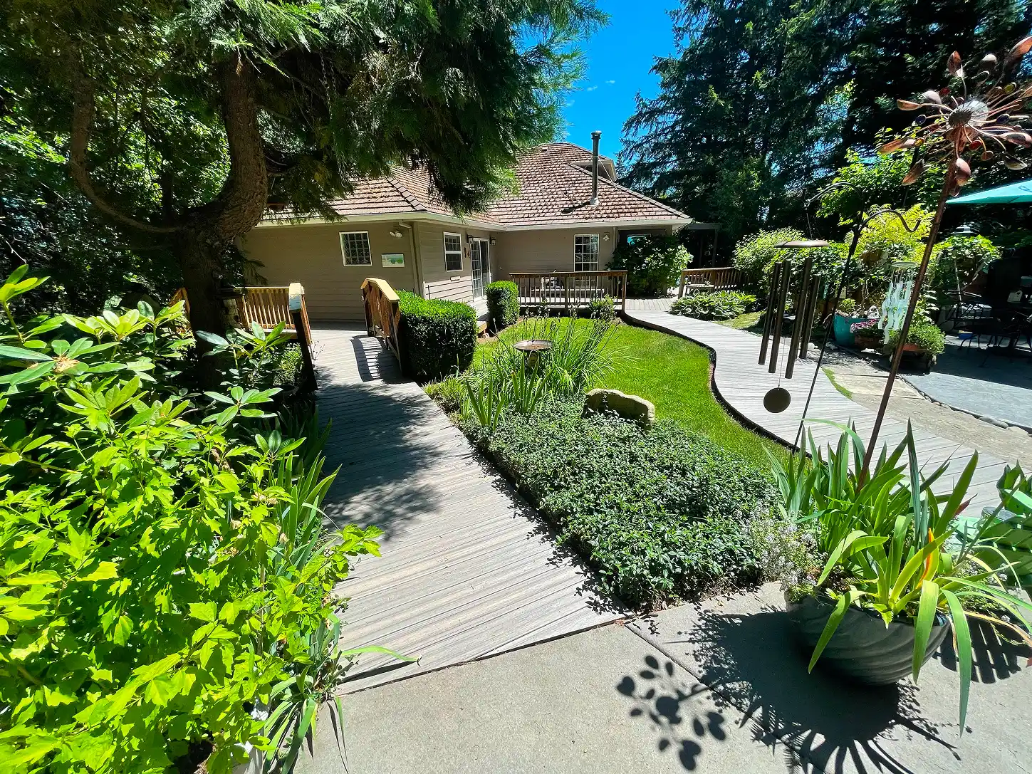 Composite deck and curved walkway in Sherwood, Oregon